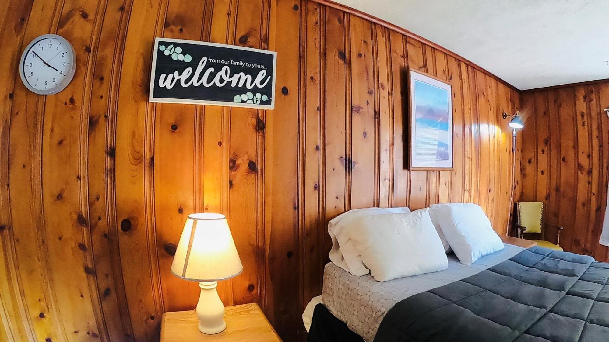 Heart Of The Berkshires Motel พิตส์ฟิลด์ ภายนอก รูปภาพ