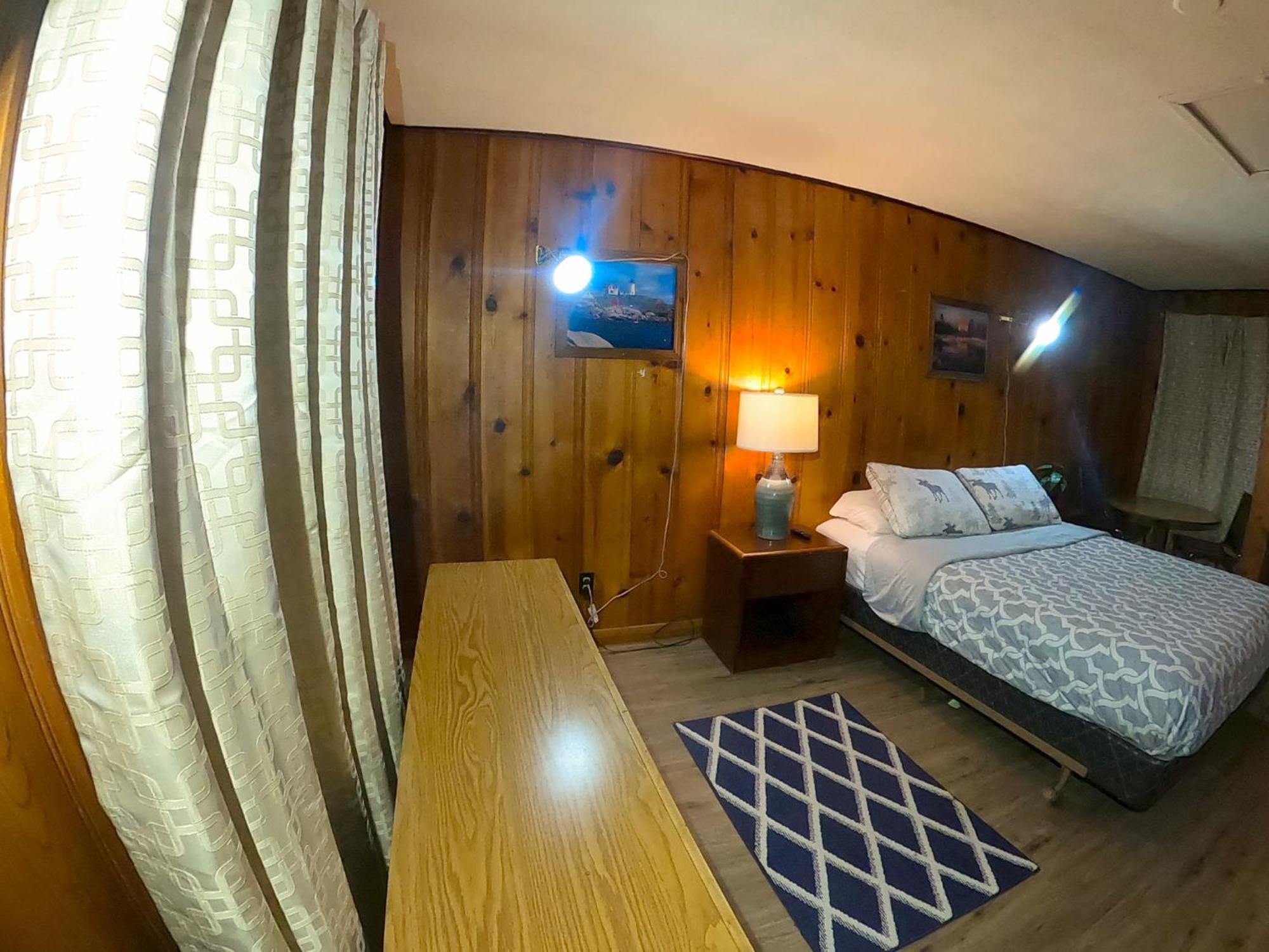 Heart Of The Berkshires Motel พิตส์ฟิลด์ ภายนอก รูปภาพ