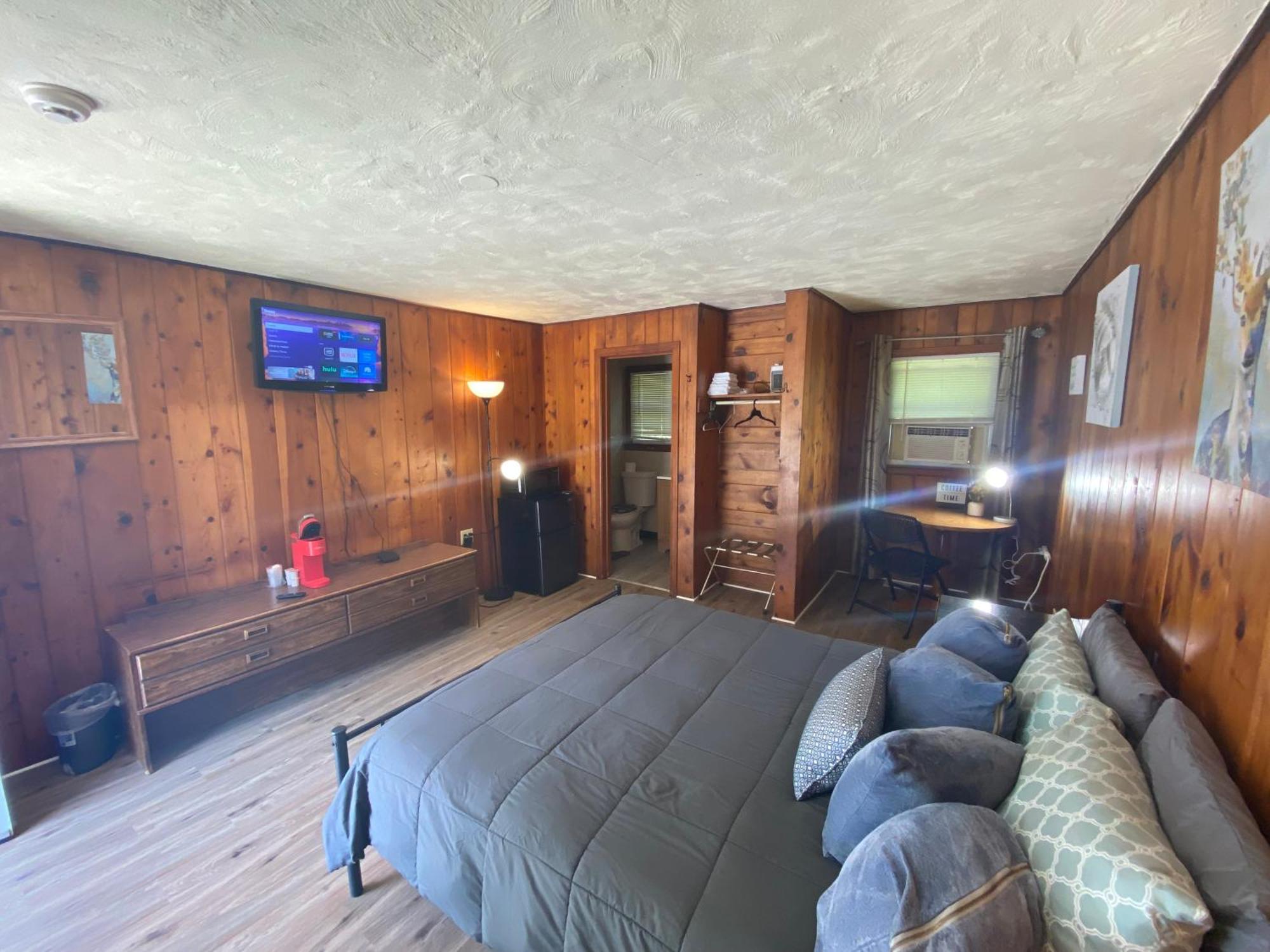 Heart Of The Berkshires Motel พิตส์ฟิลด์ ภายนอก รูปภาพ