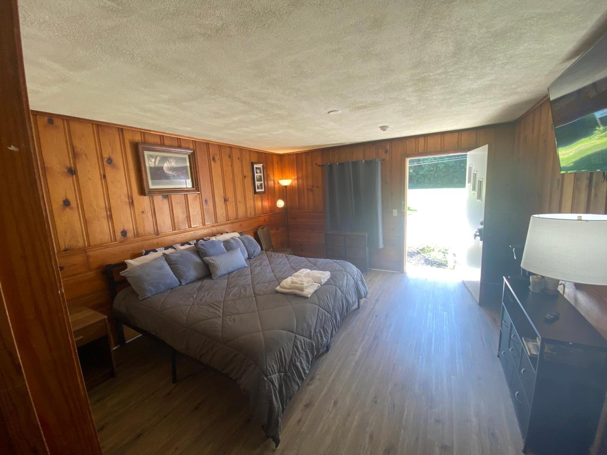 Heart Of The Berkshires Motel พิตส์ฟิลด์ ภายนอก รูปภาพ