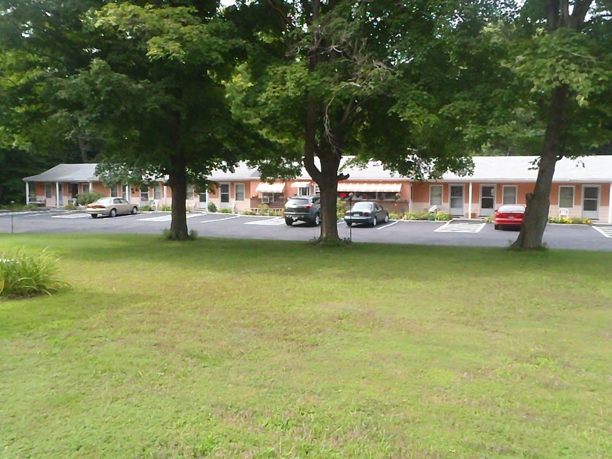 Heart Of The Berkshires Motel พิตส์ฟิลด์ ภายนอก รูปภาพ