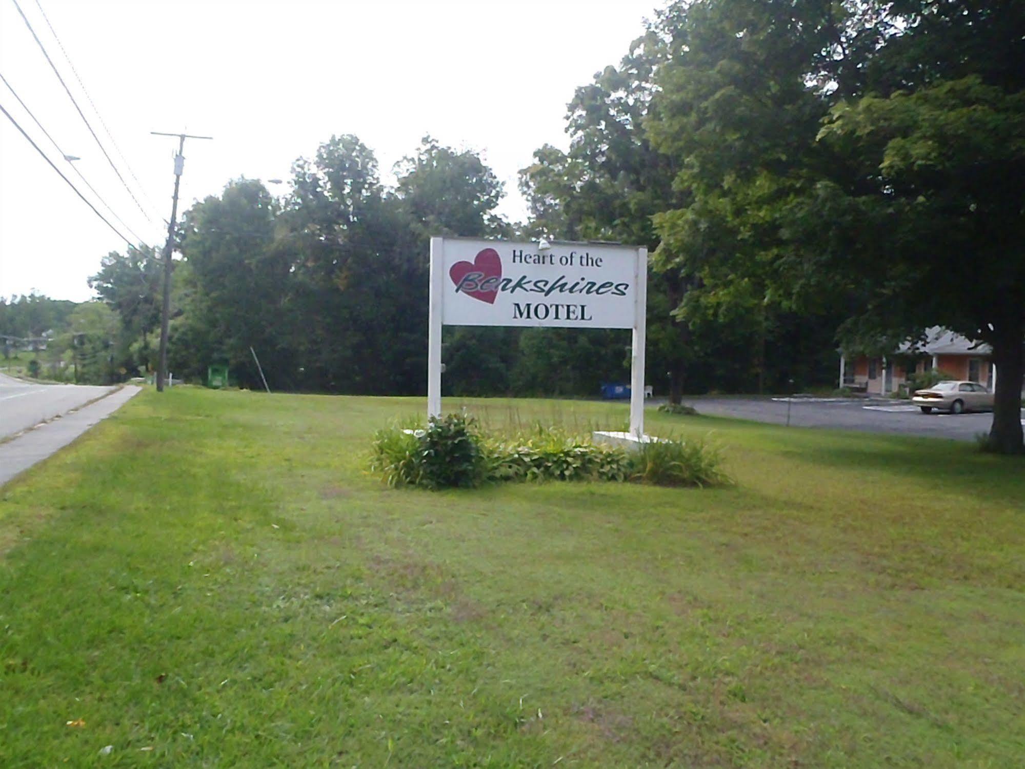 Heart Of The Berkshires Motel พิตส์ฟิลด์ ภายนอก รูปภาพ
