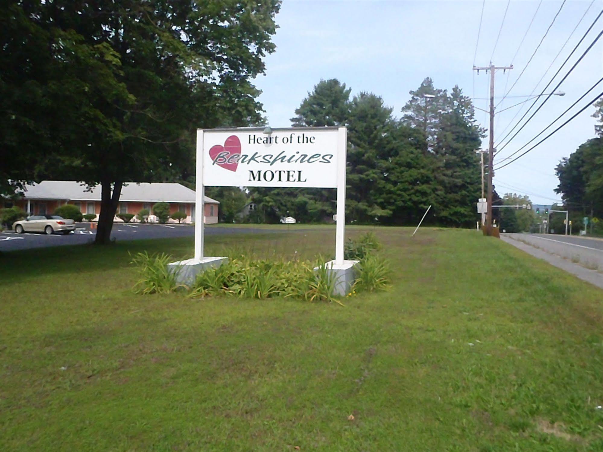 Heart Of The Berkshires Motel พิตส์ฟิลด์ ภายนอก รูปภาพ