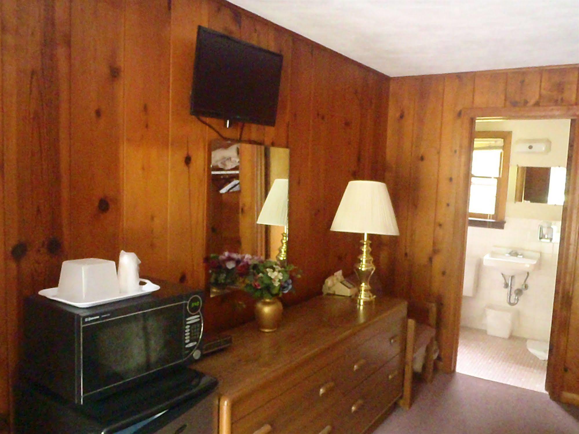 Heart Of The Berkshires Motel พิตส์ฟิลด์ ภายนอก รูปภาพ