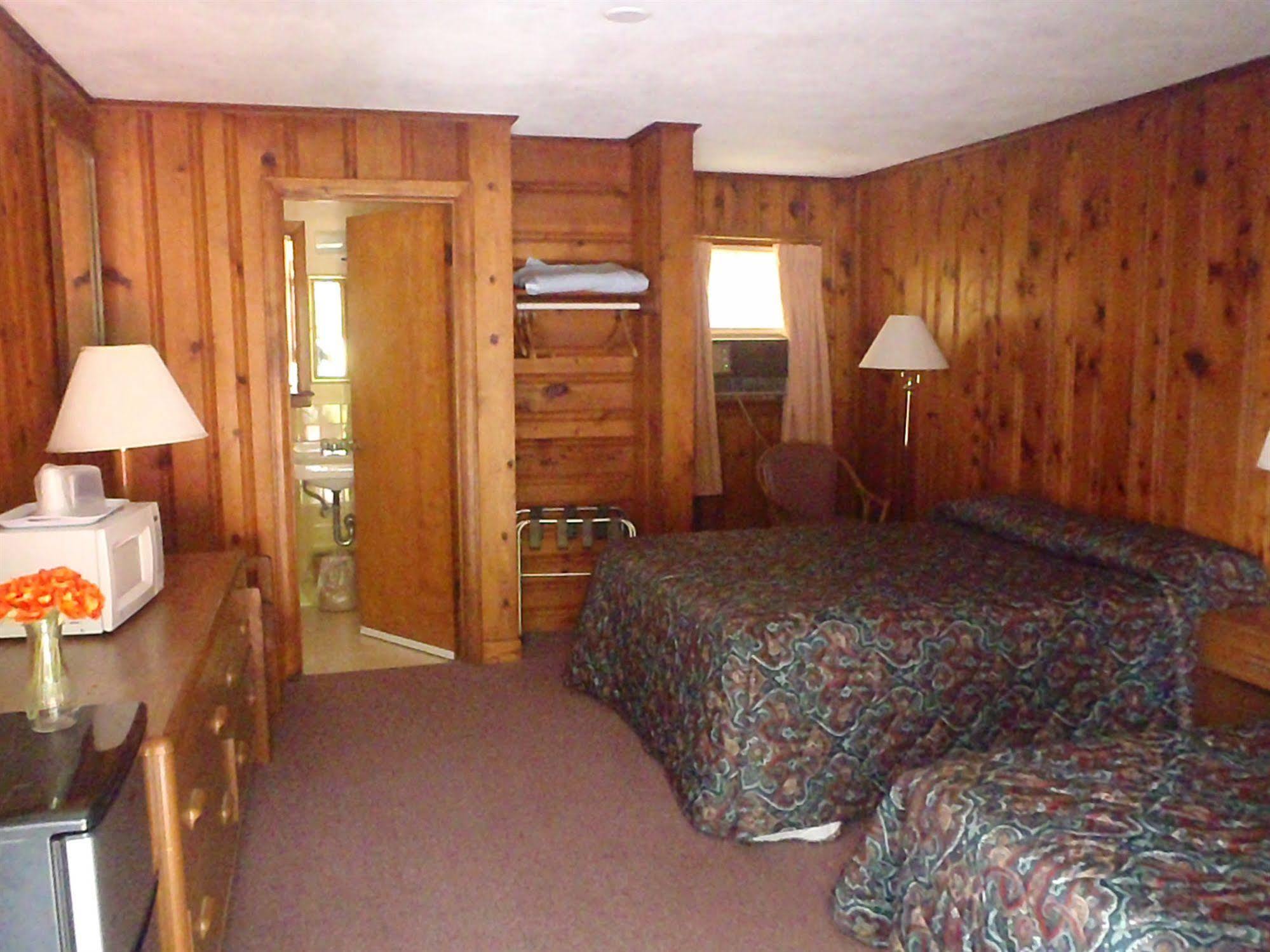 Heart Of The Berkshires Motel พิตส์ฟิลด์ ภายนอก รูปภาพ