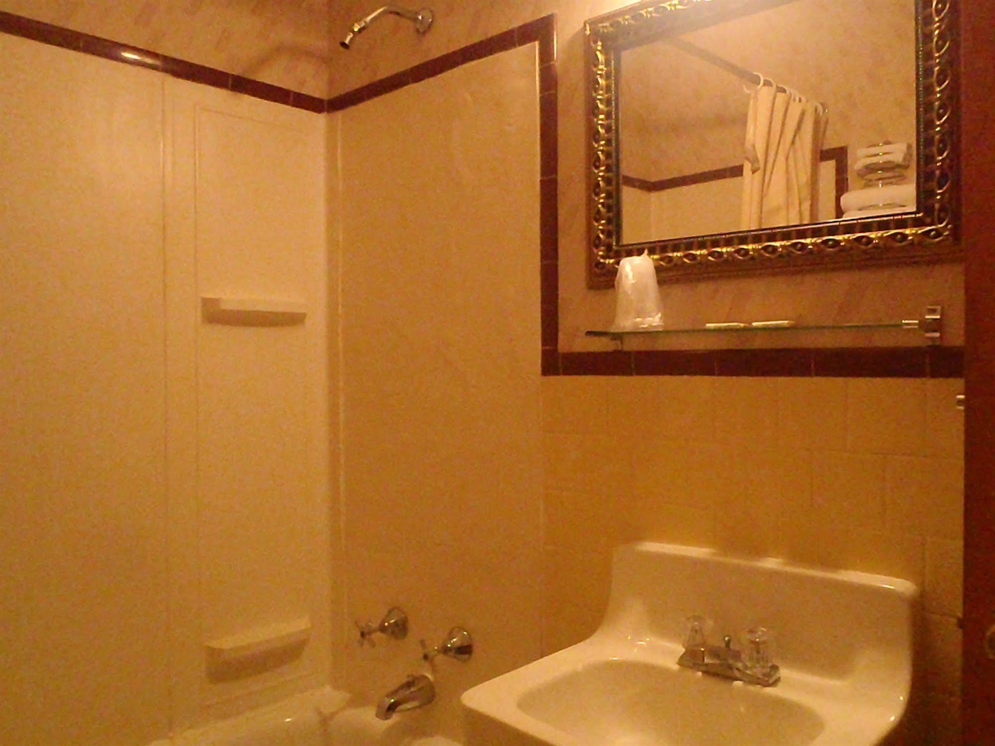 Heart Of The Berkshires Motel พิตส์ฟิลด์ ภายนอก รูปภาพ