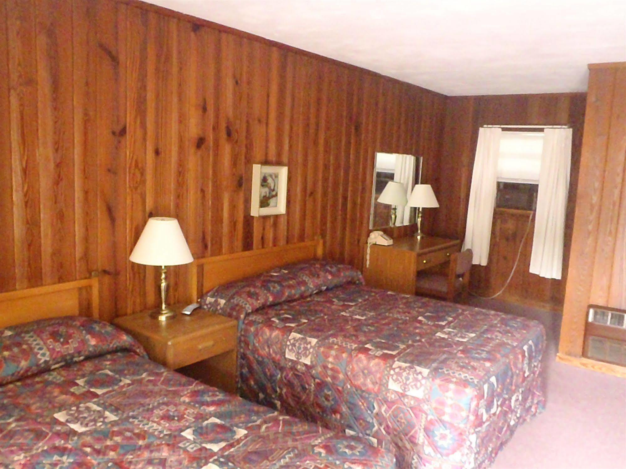 Heart Of The Berkshires Motel พิตส์ฟิลด์ ภายนอก รูปภาพ