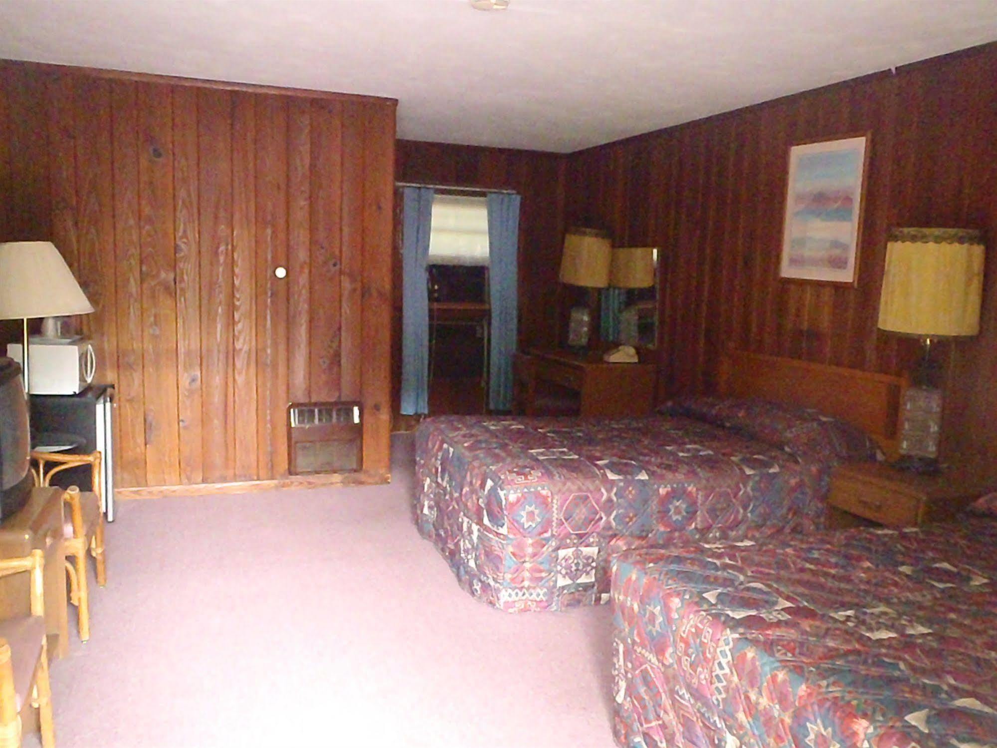 Heart Of The Berkshires Motel พิตส์ฟิลด์ ภายนอก รูปภาพ