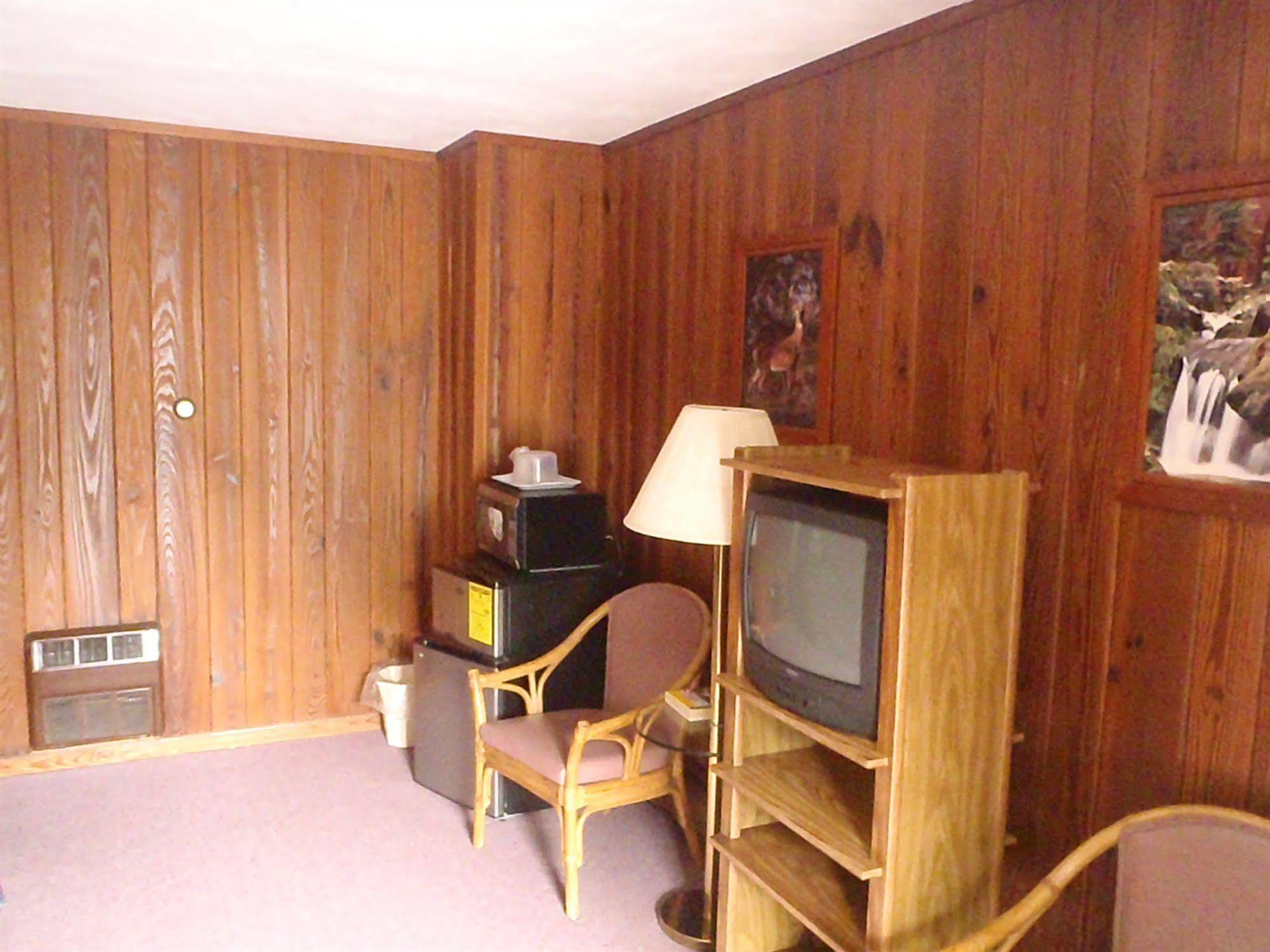 Heart Of The Berkshires Motel พิตส์ฟิลด์ ภายนอก รูปภาพ