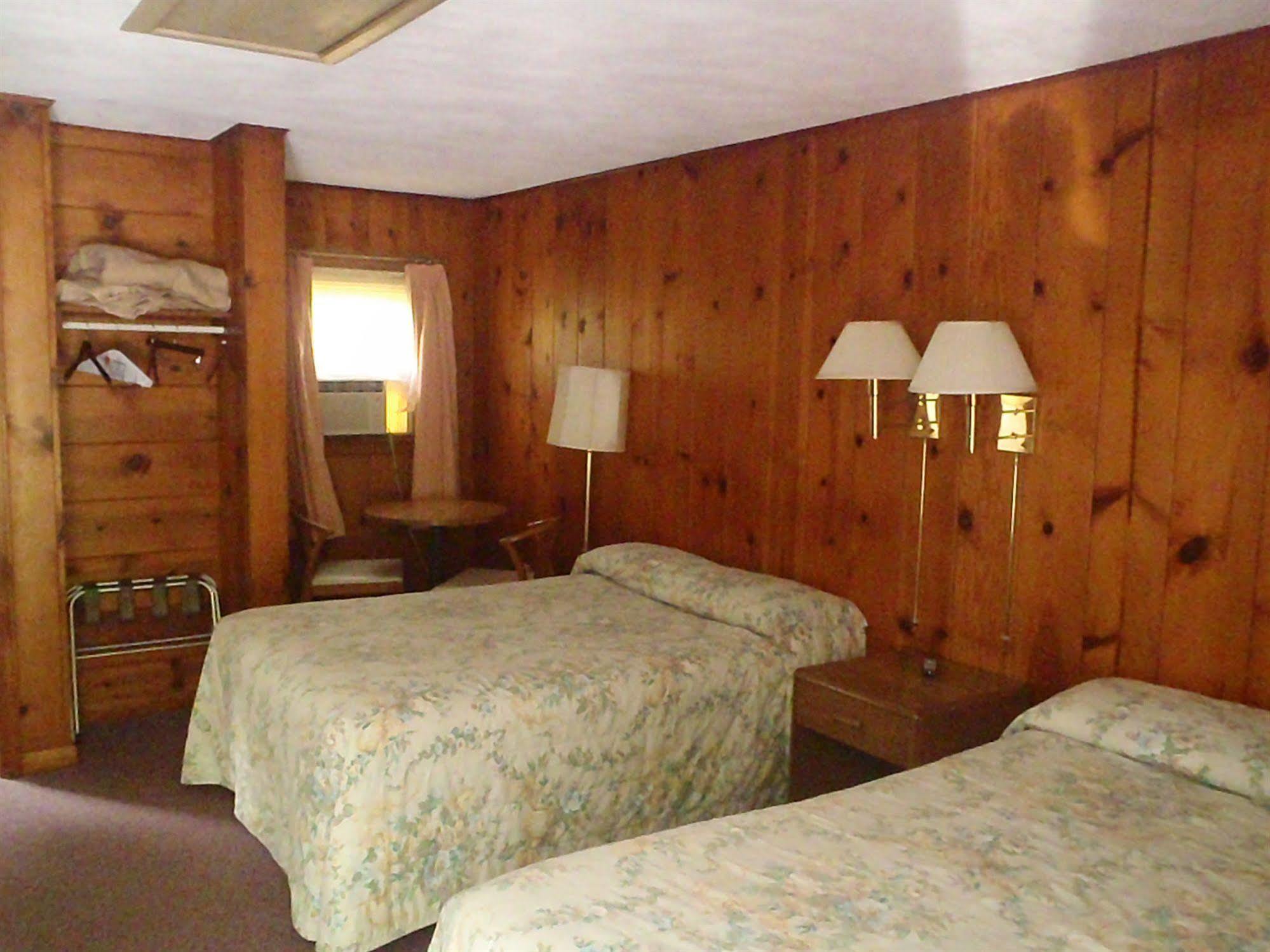Heart Of The Berkshires Motel พิตส์ฟิลด์ ภายนอก รูปภาพ