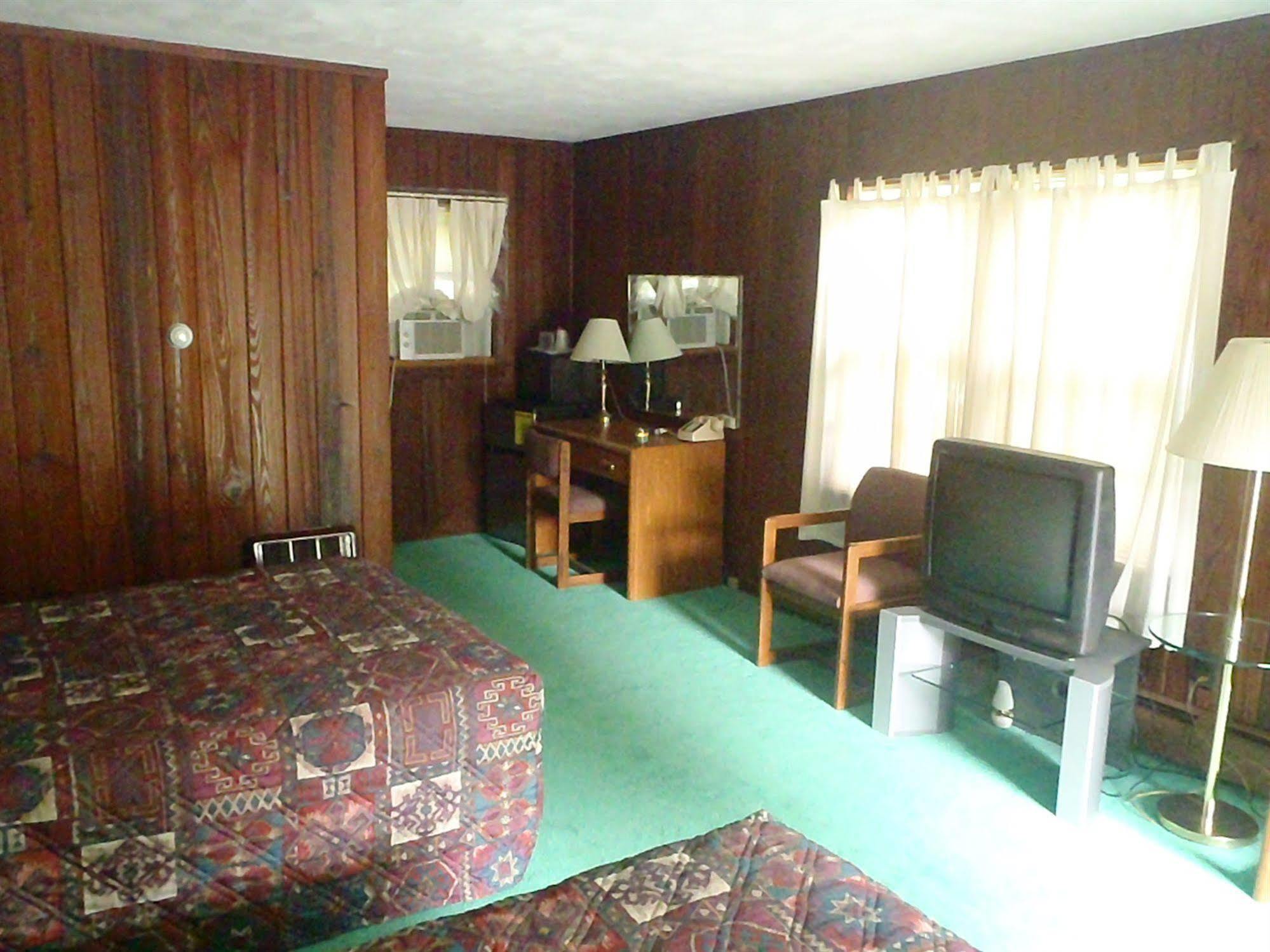 Heart Of The Berkshires Motel พิตส์ฟิลด์ ภายนอก รูปภาพ