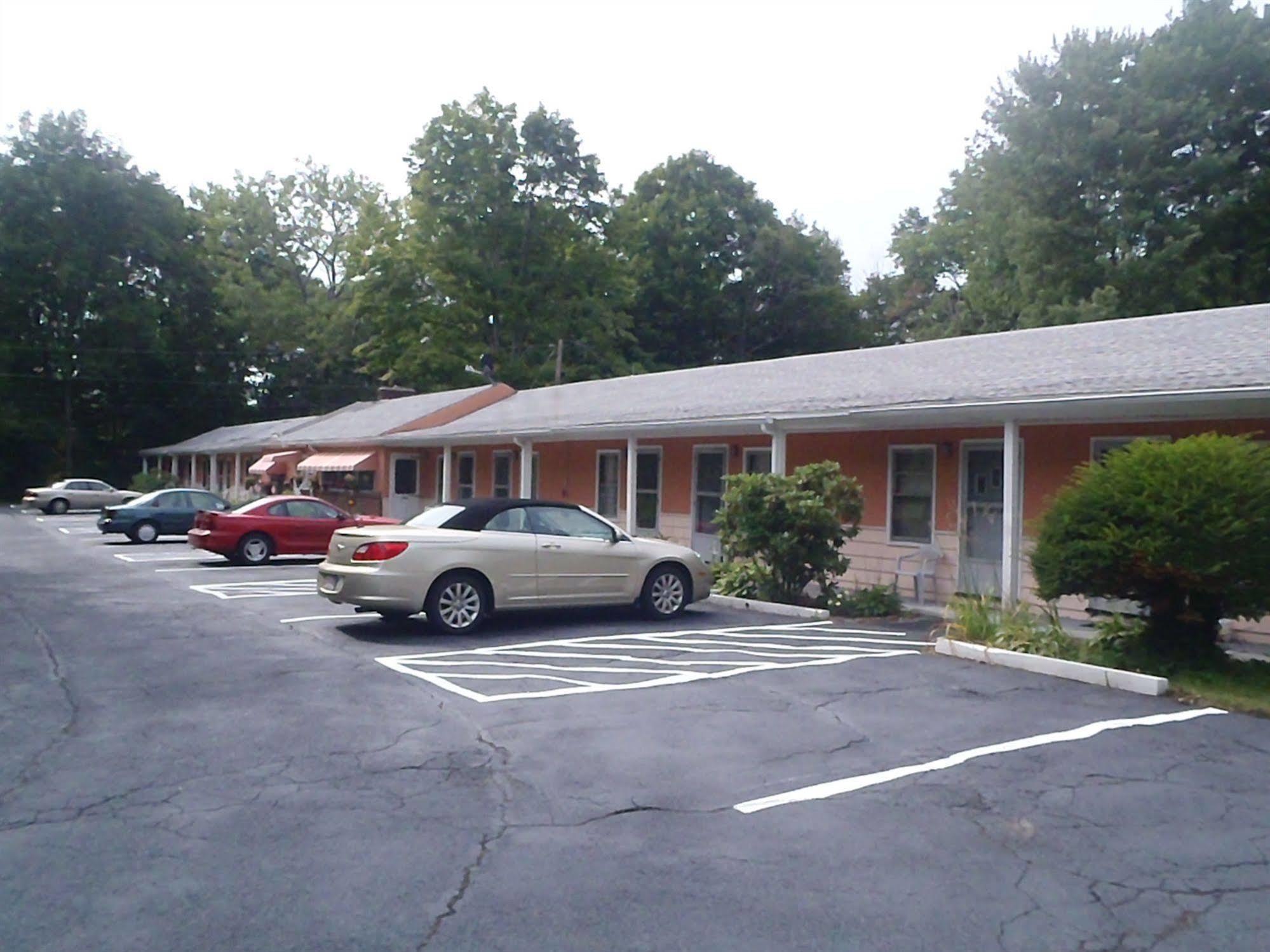 Heart Of The Berkshires Motel พิตส์ฟิลด์ ภายนอก รูปภาพ