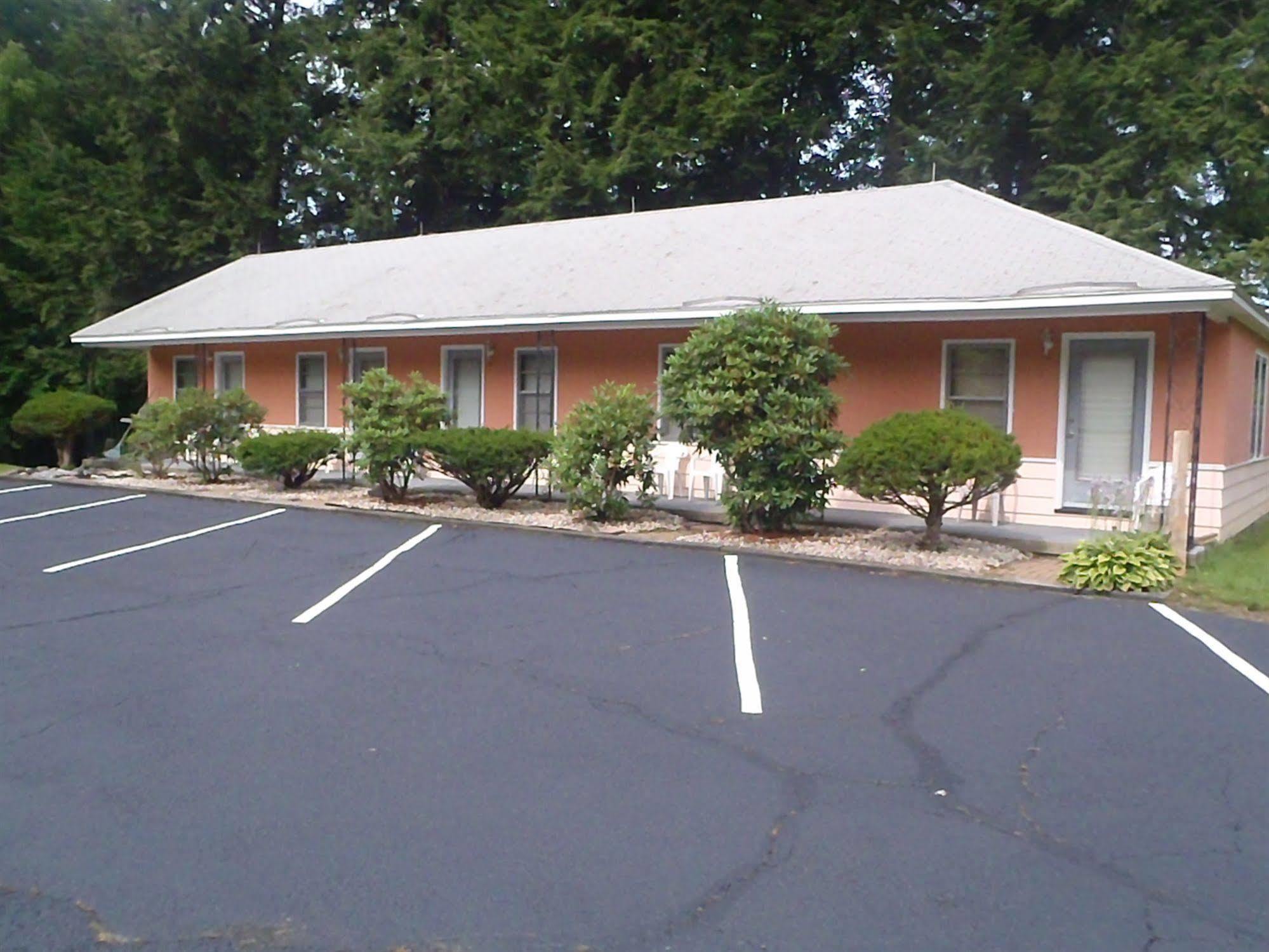 Heart Of The Berkshires Motel พิตส์ฟิลด์ ภายนอก รูปภาพ